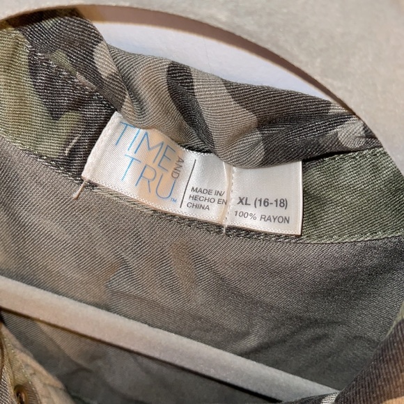 BNWOT button down camo blouse - Picture 3 of 5